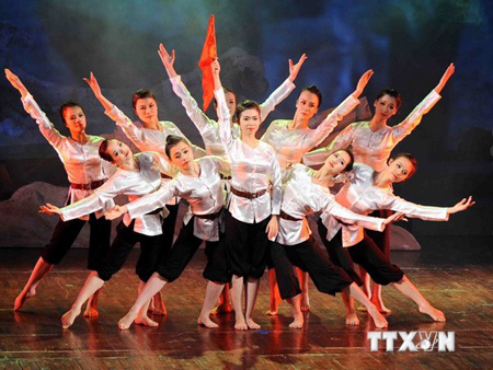 Tiết mục múa “Ngã Ba Đồng Lộc” do các nghệ sĩ Nhà hát Ca múa nhạc Việt Nam biểu diễn. (Ảnh minh họa)
